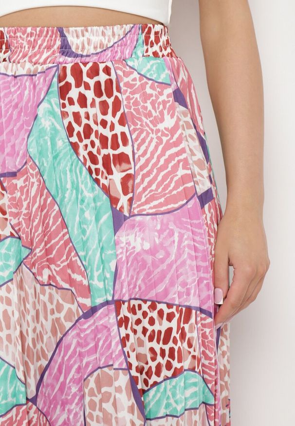 Born2be - Fuksjowa Spódnica Plisowana Midi z Satynowego Materiału Revipa. Okazja: na co dzień, na spacer. Stan: podwyższony. Kolor: różowy. Materiał: materiał, satyna. Sezon: lato. Styl: casual