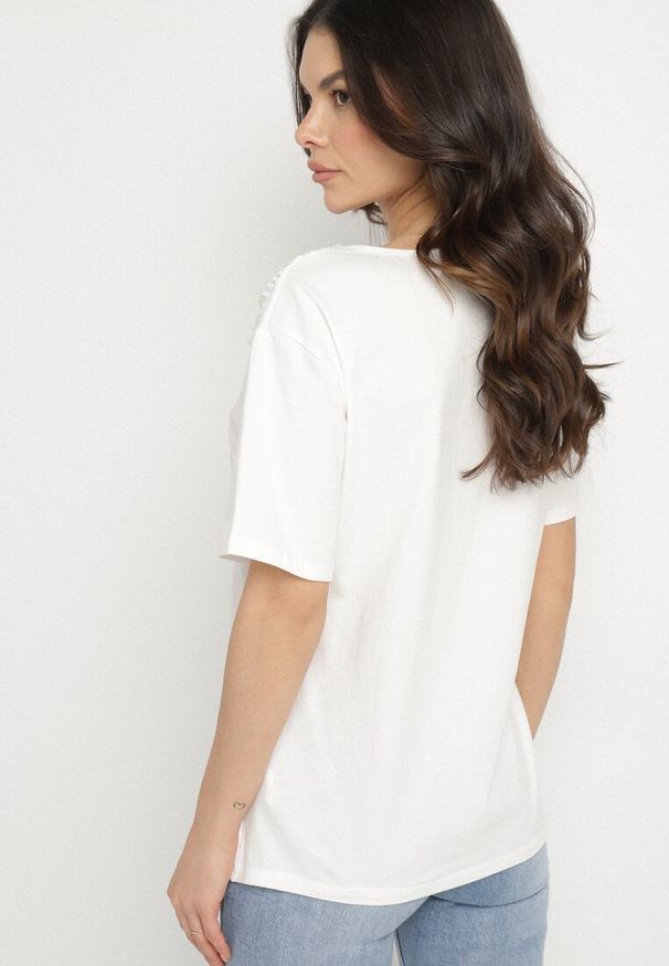 Born2be - Biały T-shirt Oversize z Ozdobną Koronką i Perłami Elanoriel. Okazja: na co dzień. Kolor: biały. Materiał: koronka. Wzór: koronka. Styl: casual, klasyczny