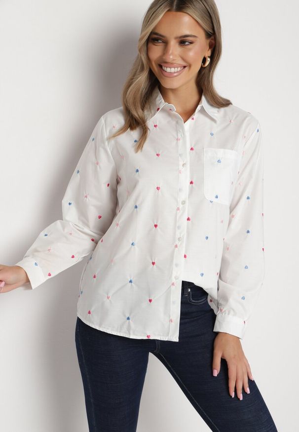 Born2be - Biała Koszula z Dodatkiem Bawełny Ozdobiona Kieszonką i Haftami Serc Meristia. Kolor: biały. Materiał: bawełna. Wzór: aplikacja, haft. Styl: elegancki