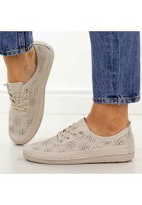 Beżowe ażurowe skórzane półbuty damskie S.Barski 7083. Okazja: na spacer, na co dzień. Nosek buta: okrągły. Zapięcie: bez zapięcia. Kolor: beżowy. Szerokość cholewki: normalna. Wzór: ażurowy. Materiał: skóra. Sezon: wiosna, jesień, lato. Styl: casual, elegancki, klasyczny #1