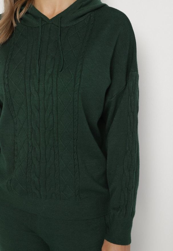Born2be - Ciemnozielony Dzianinowy Komplet Bluza z Kapturem w Warkoczowy Splot i Spodnie z Szerokimi Nogawkami Narahai. Kolor: zielony. Materiał: dzianina. Wzór: ze splotem