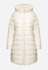 Born2be - Jasnobeżowa Kurtka Pikowana o Długim Kroju z Kapturem i Dwustronnym Suwakiem Sanasira. Okazja: na co dzień. Typ kołnierza: kaptur. Kolor: beżowy. Materiał: jeans, polar. Długość: długie. Styl: casual #7