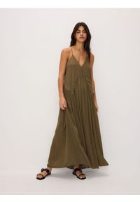 Reserved - Sukienka z ozdobnymi dżetami - oliwkowy. Kolor: oliwkowy. Materiał: tkanina, wiskoza. Wzór: gładki
