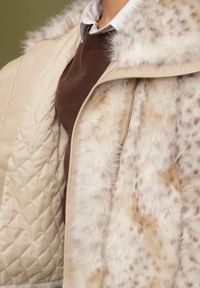 Born2be - Beżowa Kurtka Futerko na Suwak z Szerokim Kołnierzem Plinne. Okazja: do pracy, na co dzień, na spotkanie biznesowe. Typ kołnierza: golf. Kolor: beżowy. Materiał: futro. Styl: klasyczny, casual, elegancki, biznesowy #4