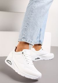 Renee - Białe Klasyczne Sneakersy z Amortyzowaną Podeszwą i Perforacją Faunama. Kolor: biały