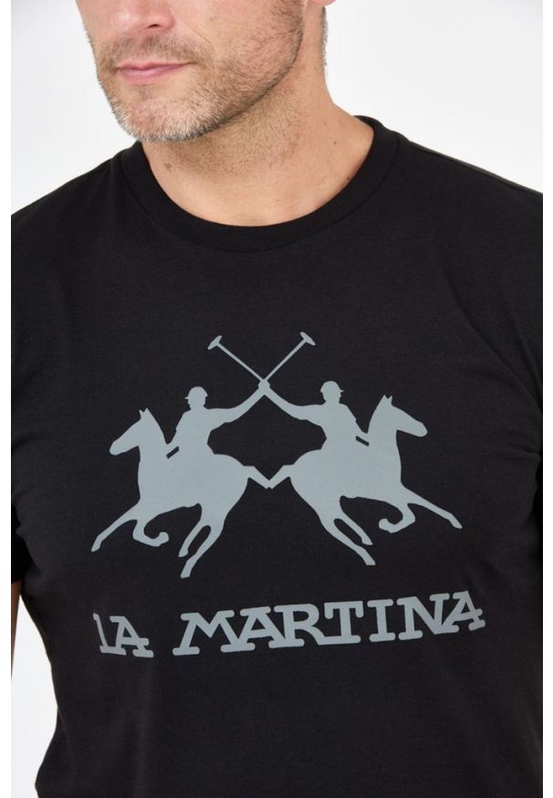 La Martina - LA MARTINA Czarny t-shirt męski z szarym logo, Rozmiar XL. Kolor: czarny. Materiał: jersey, prążkowany. Wzór: nadruk