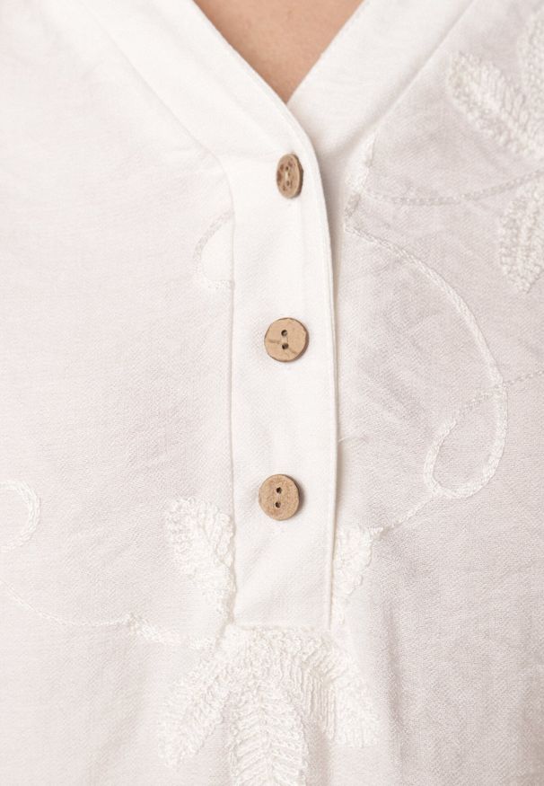 Born2be - Biała Koszula z Wiskozy z Haftowanymi Kwiatami Sylimeine. Okazja: na co dzień. Kolekcja: plus size. Kolor: biały. Materiał: wiskoza. Wzór: kwiaty, haft. Sezon: lato. Styl: casual, klasyczny