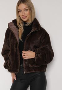 Born2be - Brązowa Futrzana Kurtka Ozdobiona Kieszeniami Vetilina. Okazja: na co dzień. Kolor: brązowy. Materiał: futro. Wzór: aplikacja. Styl: casual, elegancki #3