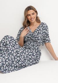 Born2be - Granatowa Kopertowa Sukienka w Kwiatowy Wzór o Rozkloszowanym Kroju Valriz. Okazja: na randkę, na co dzień, na spotkanie biznesowe. Typ kołnierza: dekolt w serek. Kolor: niebieski. Długość rękawa: krótki rękaw. Wzór: kwiaty. Typ sukienki: kopertowe. Styl: klasyczny, casual, elegancki, biznesowy #6