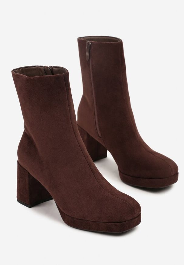 Born2be - Brązowe Botki Vices na Obcasie i Platformie z Kwadratowym Noskiem Faliresa. Okazja: na co dzień. Kolor: brązowy. Obcas: na obcasie. Styl: casual, elegancki. Wysokość obcasa: średni