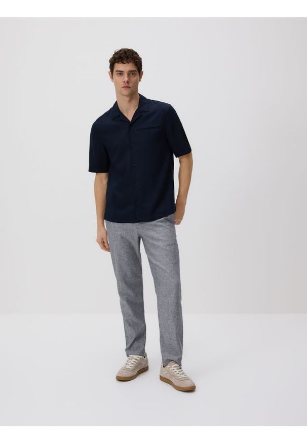 Reserved - Spodnie chino slim z lnem - granatowy. Kolor: niebieski. Materiał: len