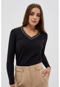 MOODO - Dopasowana bluzka z ozdobnym dekoltem czarna. Kolor: czarny. Materiał: bawełna, elastan. Wzór: gładki #1