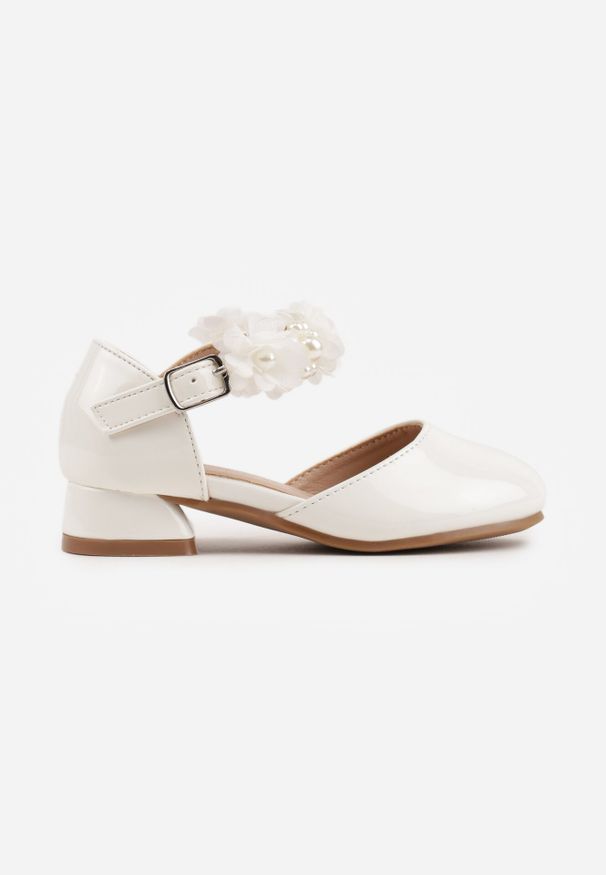 Born2be - Białe Lakierowane Sandały na Niskim Obcasie z Kwiatkami i Perełkami Denagia. Zapięcie: sprzączka. Kolor: biały. Materiał: lakier. Wzór: kwiaty. Sezon: lato. Styl: elegancki