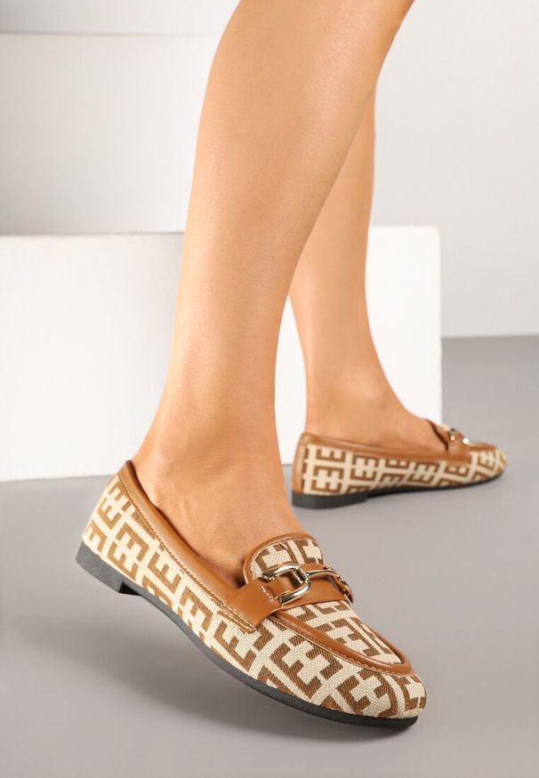 Renee - Brązowe Mokasyny z Ekozamszu z Ozdobną Metaliczną Aplikacją Nusarila. Okazja: na spotkanie biznesowe. Kolor: brązowy. Wzór: aplikacja. Obcas: na obcasie. Styl: biznesowy, klasyczny. Wysokość obcasa: niski