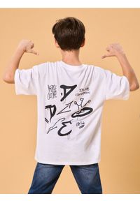 Sinsay - Bawełniana koszulka z nadrukiem na plecach - biały. Kolor: biały. Materiał: bawełna. Wzór: nadruk #1