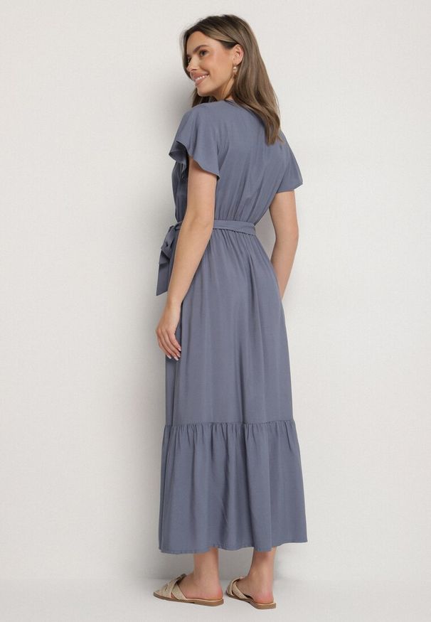 Born2be - Granatowa Wiskozowa Sukienka z Kopertowym Dekoltem z Paskiem Savorlisse. Okazja: na co dzień. Kolor: niebieski. Materiał: wiskoza. Wzór: aplikacja. Typ sukienki: kopertowe. Styl: klasyczny, casual