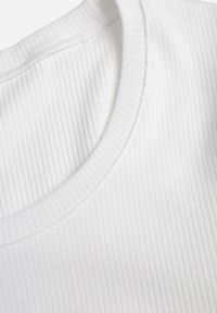 Renee - Biały T-shirt w Prążki z Marszczeniami po Bokach Nedala. Okazja: na co dzień. Kolor: biały. Wzór: prążki. Styl: casual, elegancki #6