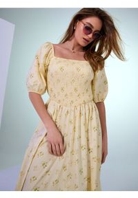 Sinsay - Bawełniana sukienka midi z bufkami w kwiaty - wielobarwny. Materiał: bawełna. Wzór: kwiaty. Długość: midi #1