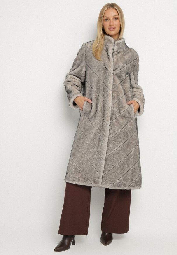 Born2be - Beżowy Długi Płaszcz Futerko z Ozdobnymi Przeszyciami i Stójką Zenima. Okazja: na co dzień. Typ kołnierza: kołnierzyk stójkowy. Kolor: beżowy. Materiał: futro. Długość: długie. Styl: elegancki, casual, klasyczny