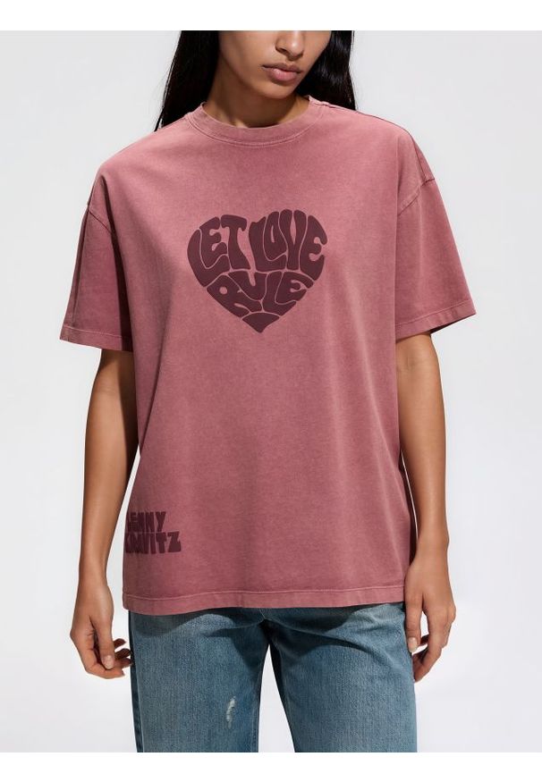 Reserved - T-shirt Lenny Kravitz - brudny róż. Kolor: różowy. Materiał: bawełna, dzianina