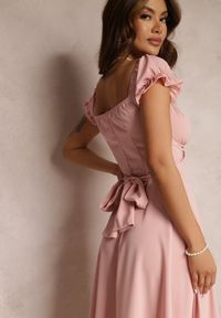Renee - Różowa Sukienka Perolis. Kolor: różowy. Materiał: tkanina. Długość rękawa: krótki rękaw. Wzór: gładki, jednolity. Styl: wizytowy. Długość: midi