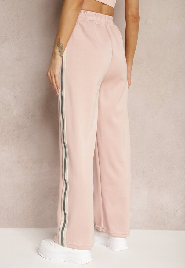 Renee - Ciemnoróżowe Spodnie z Szerokimi Nogawkami High Waist z Gumką w Talii Ozdobione Lampasami Avoolia. Okazja: na co dzień. Stan: podwyższony. Kolor: różowy. Materiał: jedwab. Długość: długie. Wzór: aplikacja. Styl: casual, elegancki