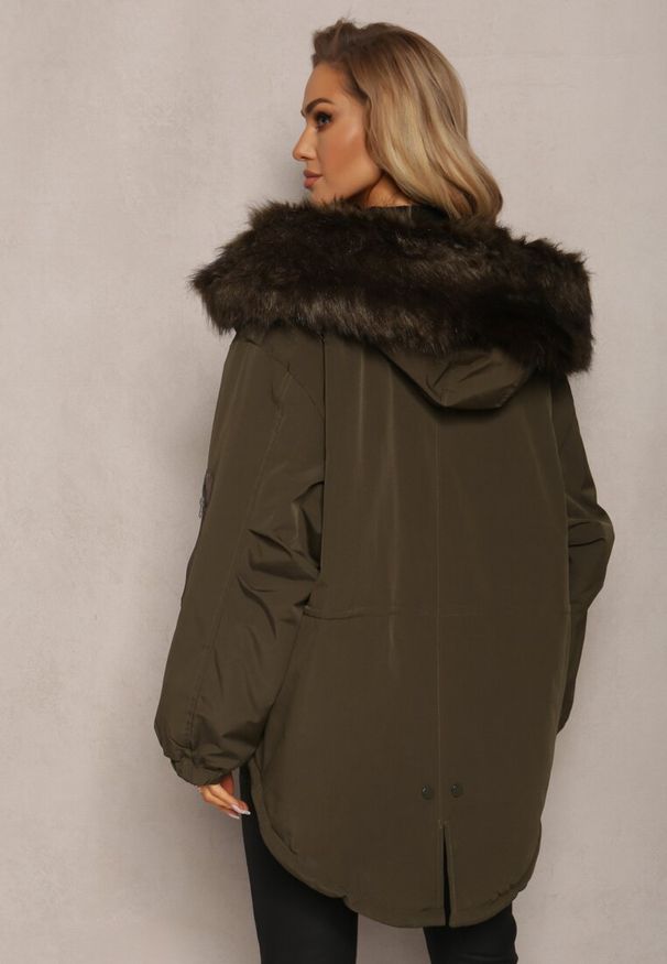 Renee - Ciemnozielona Kurtka Parka Oversize z Futerkiem Horelle. Kolor: zielony. Materiał: futro. Długość rękawa: długi rękaw. Długość: długie. Wzór: jednolity, gładki, aplikacja. Sezon: jesień, zima. Styl: klasyczny
