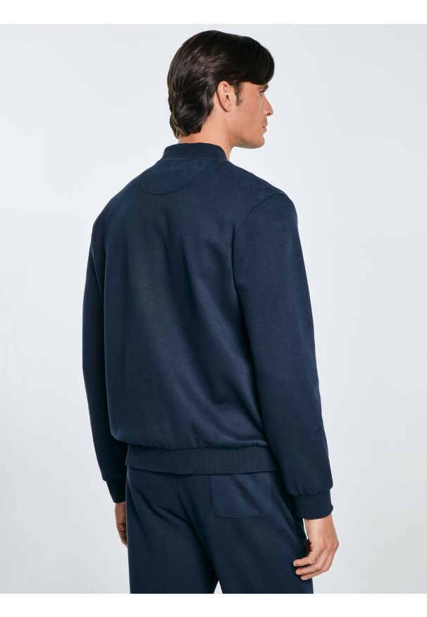 Big-Star - Bluza męska bomber granatowa Wladorb 403. Okazja: na spacer. Typ kołnierza: kołnierzyk stójkowy. Kolor: niebieski. Materiał: materiał, jeans, dzianina. Wzór: nadruk. Styl: wizytowy, sportowy