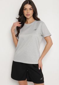 Born2be - Jasnoszary T-shirt o Klasycznym Kroju z Ozdobnym Haftem Galerrena. Okazja: na co dzień, na spotkanie biznesowe, do pracy. Kolor: szary. Materiał: jeans. Wzór: haft. Styl: klasyczny
