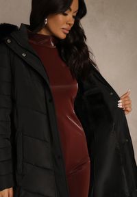 Renee - Czarna Zimowa Kurtka Pikowana o Długim Kroju z Paskiem i Kapturem z Futrem Retarda. Kolor: czarny. Materiał: futro. Długość: długie. Sezon: zima. Styl: street #2