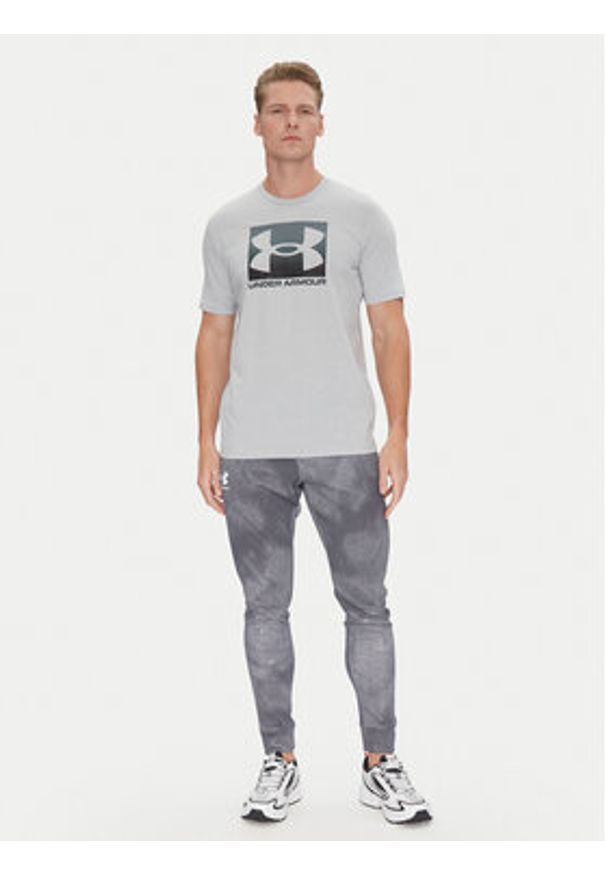 Under Armour T-Shirt Boxed Sports 1386793 Szary Loose Fit. Kolor: szary. Materiał: bawełna