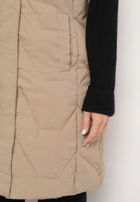 Born2be - Beżowa Kamizelka Pikowana z Futerkiem i Kapturem Innarella. Okazja: na co dzień, do pracy. Kolor: beżowy. Materiał: futro. Styl: casual, elegancki #5