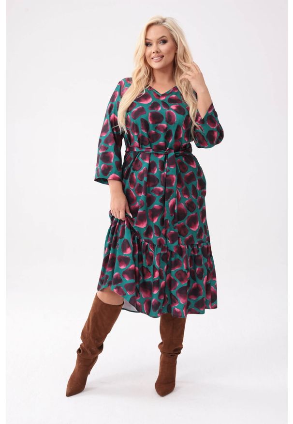 Moda Size Plus Iwanek - Oversize'owa sukienka Laura - stylowa propozycja z artystycznym wzorem PLUS SIZE XXL OVERSIZE. Kolekcja: plus size. Materiał: poliester, elastan, materiał, tkanina. Sezon: jesień. Typ sukienki: oversize, dla puszystych. Styl: elegancki. Długość: midi