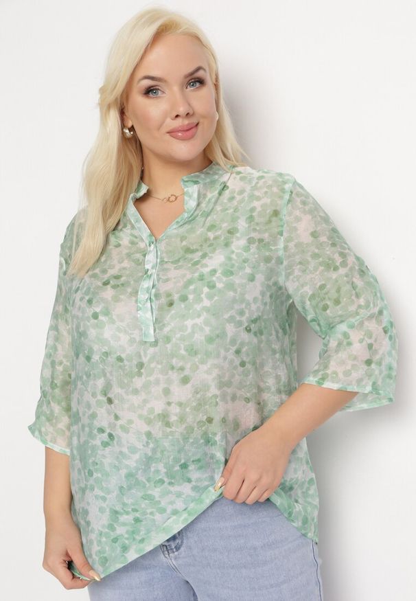 Born2be - Jasnozielona Transparentna Bluzka z Rękawami 3/4 i Rozszerzanym Dołem Jenniffi. Kolekcja: plus size. Kolor: zielony. Sezon: lato, wiosna