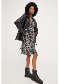 Answear Lab sukienka kolor czarny maxi rozkloszowana. Kolor: czarny. Materiał: satyna, materiał. Długość rękawa: długi rękaw. Wzór: ze splotem. Typ sukienki: rozkloszowane. Styl: wakacyjny. Długość: maxi #4