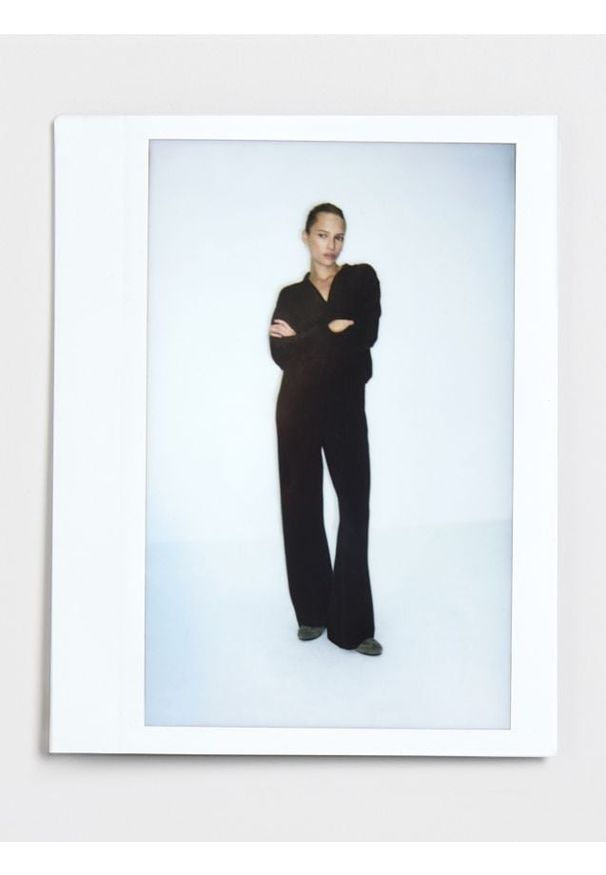 Reserved - Spodnie long leg - ciemnobrązowy. Kolor: brązowy. Materiał: dzianina