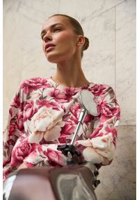 MOODO - Bluza w kwiaty różowa. Kolor: różowy. Materiał: poliester, bawełna, elastan. Wzór: kwiaty #1