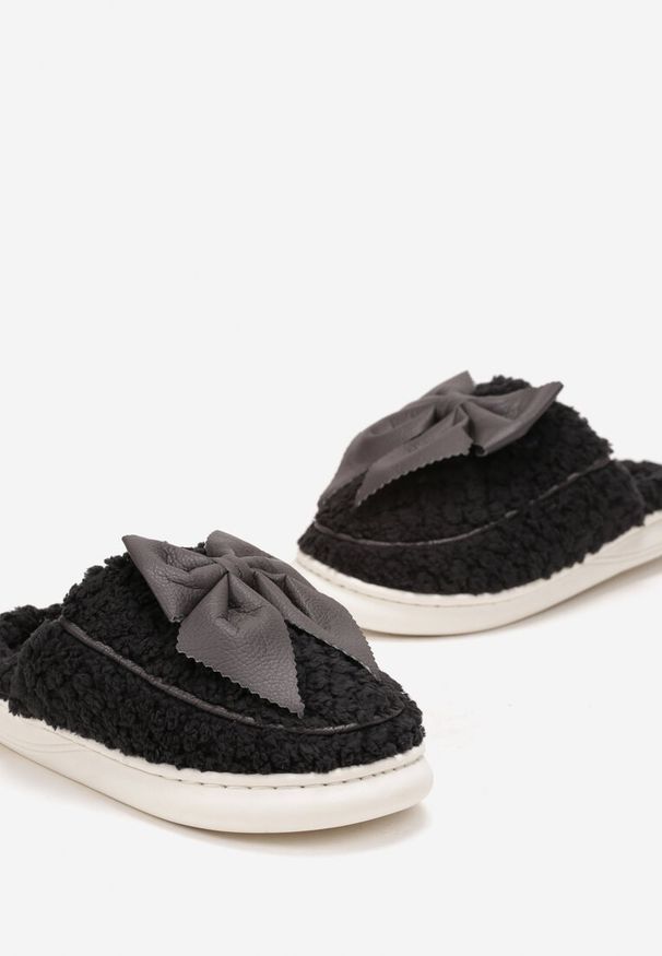 Born2be - Czarne Kapcie z Futerkiem i Kokardką Caeris. Kolor: czarny. Materiał: futro