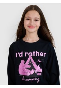 4f - 4F Longsleeve oversize z nadrukiem dziewczęcy - czarny 140 (9-10 lat). Okazja: na co dzień. Kolor: czarny. Materiał: dzianina, bawełna, jersey. Długość rękawa: długi rękaw. Długość: długie. Wzór: nadruk. Sezon: lato. Styl: klasyczny, sportowy, casual