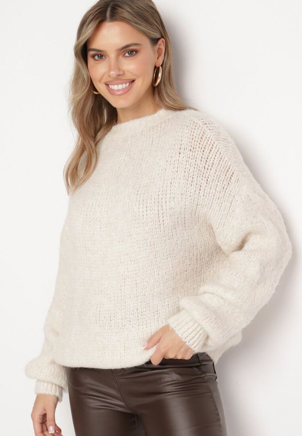 Born2be - Jasnobeżowy Sweter o Klasycznym Prostym Kroju z Domieszką Wełny i Wiskozy Sezisya. Okazja: na co dzień. Kolor: beżowy. Materiał: wiskoza, wełna. Długość rękawa: długi rękaw. Długość: długie. Wzór: aplikacja. Sezon: zima, jesień. Styl: klasyczny