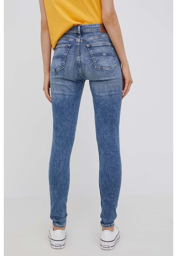 Tommy Jeans jeansy NORA CE137 damskie medium waist. Kolor: niebieski