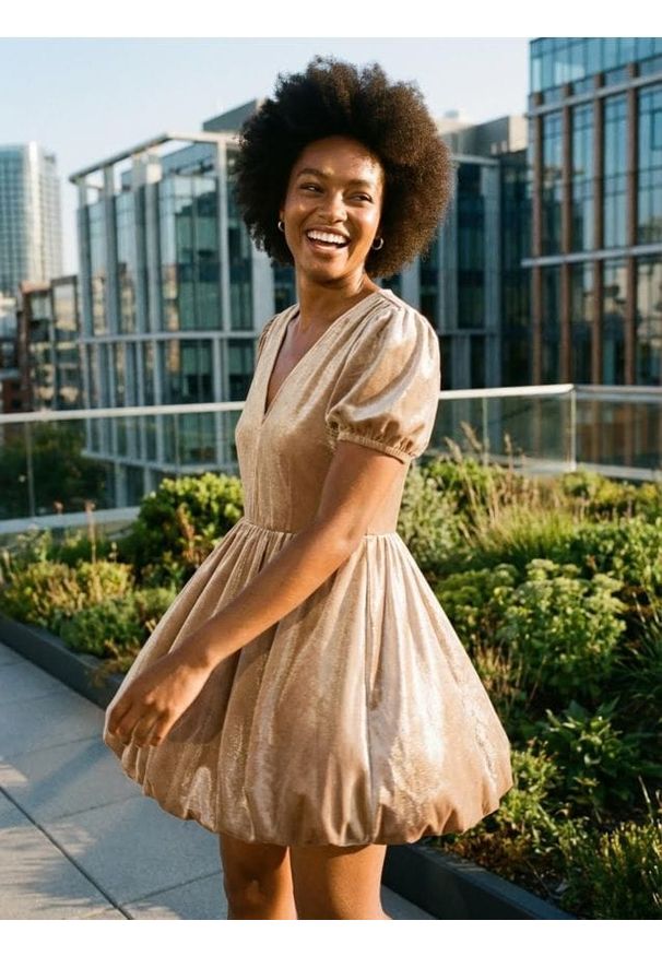 Sinsay - Sukienka mini bombka - złoty. Kolor: złoty. Typ sukienki: bombki. Długość: mini