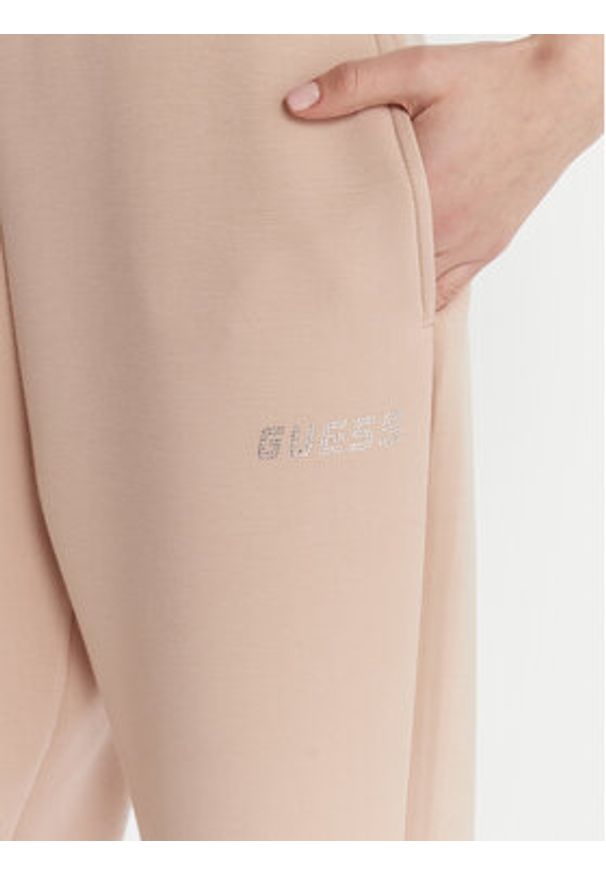 Guess Spodnie materiałowe 169841 Beżowy Slim Fit. Kolor: beżowy. Materiał: wiskoza