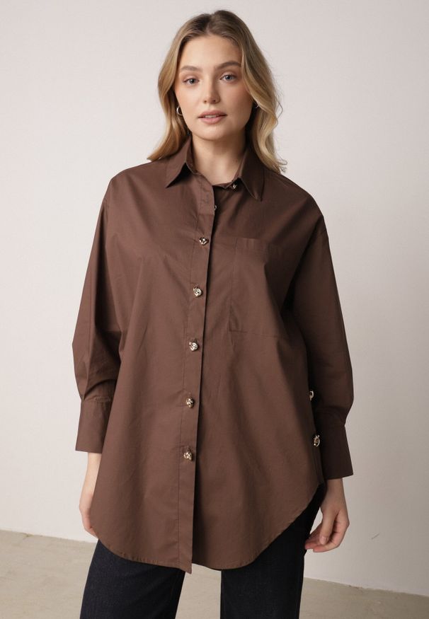 Born2be - Brązowa Bawełniana Koszula Oversize z Biżuteryjnymi Guzikami Adrearina. Okazja: na co dzień. Typ kołnierza: kołnierzyk klasyczny. Kolor: brązowy. Materiał: bawełna. Długość: długie. Wzór: gładki. Styl: casual, klasyczny