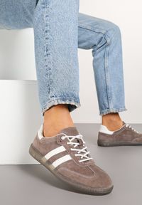 Renee - Brązowe Płaskie Sneakersy ze Skóry Naturalnej z Ozdobnymi Paskami Nelarielis. Okazja: na co dzień, na spacer. Zapięcie: pasek. Kolor: brązowy. Materiał: skóra. Wzór: paski. Obcas: na obcasie. Wysokość obcasa: niski. Sport: turystyka piesza