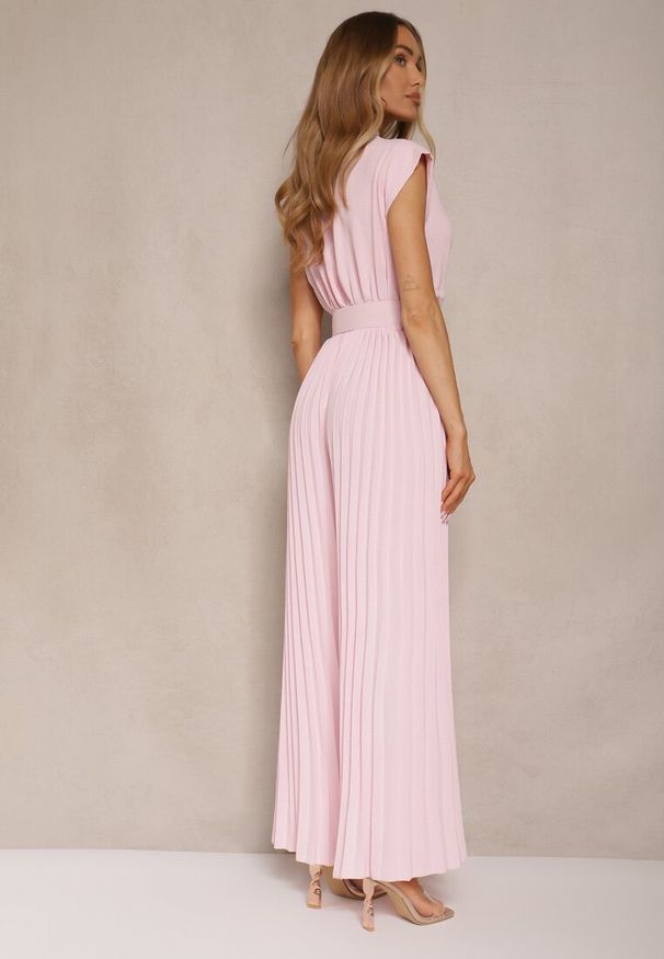 Renee - Różowy Kopertowy Kombinezon Wide Leg Zdobiony Plisami i Paskiem z Klamrą Salirella. Okazja: na co dzień. Kolor: różowy. Wzór: aplikacja. Styl: casual, elegancki