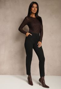 Renee - Czarne Spodnie o Kroju Skinny z Gumką w Talii i Wsuwanymi Kieszeniami Aronella. Kolekcja: plus size. Kolor: czarny. Wzór: paski