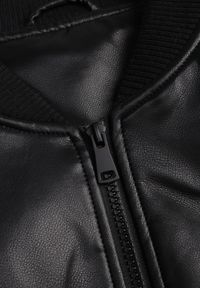 Born2be - Czarna Przejściowa Kurtka Bomberka z Imitacji Skóry Izanelia. Okazja: na co dzień. Kolor: czarny. Materiał: skóra. Wzór: kwiaty. Styl: casual #2