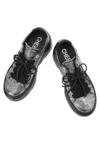 CheBello - Sneakersy damskie Chebello, skórzane na grubej podeszwie z ozdobą sznurowane z okrągłym noskiem, czarno-srebrne, 4658-531-000-PSK-S332. Nosek buta: okrągły. Zapięcie: sznurówki. Kolor: czarny. Materiał: skóra. Szerokość cholewki: normalna. Wzór: aplikacja. Obcas: na platformie. Styl: elegancki, sportowy #5