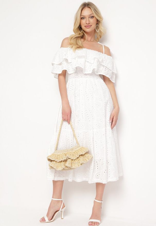 Born2be - Biała Sukienka Bawełniana z Hiszpańskim Dekoltem z Falbaną Uvilora. Okazja: na co dzień. Kolor: biały. Materiał: bawełna. Wzór: aplikacja. Styl: elegancki, casual